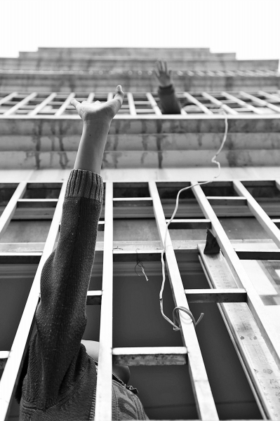 聽(tīng)到聲音小哥倆就在窗戶邊集合，不聚不散。