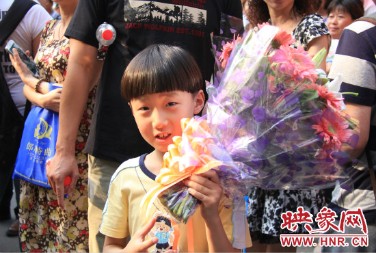 杜澤一直在考點(diǎn)門(mén)口等待表姐走出考場(chǎng)。