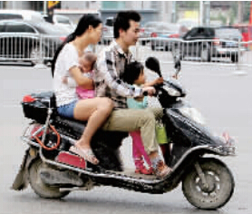 帶著孩子騎電動(dòng)車，安全一定要放在第一位。