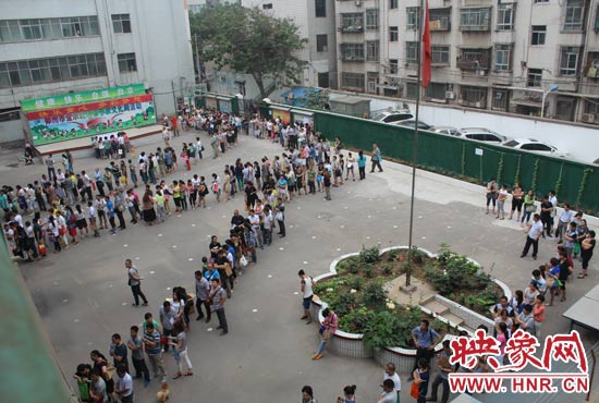 報名現(xiàn)場從一大早便已排起了長龍。