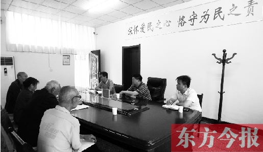 6月16日，幾位蘭考市民在向縣委副書(shū)記毛衛(wèi)豐反映問(wèn)題。