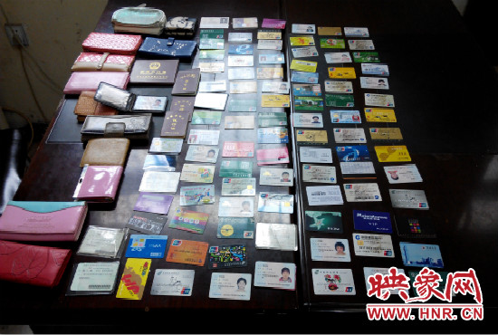 在日常執(zhí)勤當(dāng)中，巡防隊員經(jīng)常能撿到很多的身份證和銀行卡。