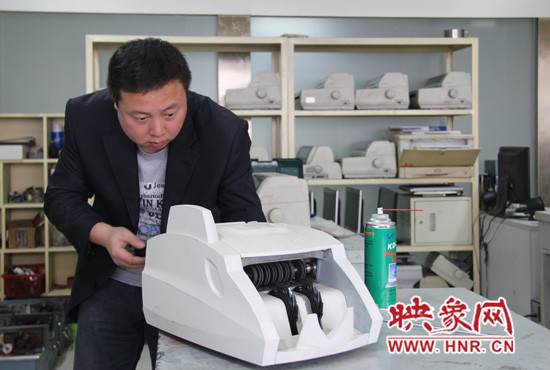 陸涌每天的工作就是和機器“談心”、發(fā)現(xiàn)故障、修好它們。