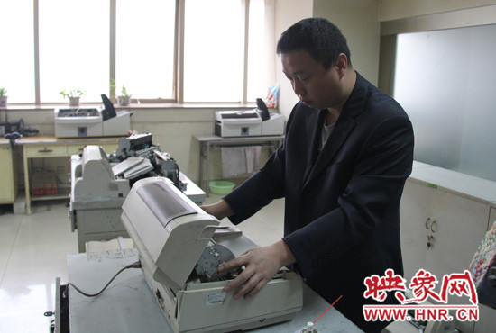 “不行，我再試一下，我一定要修好它?！庇龅诫y題，東北人身上的那股執(zhí)拗勁讓他又堅持了下來