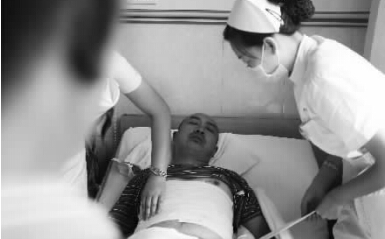 昨天，鄭州市第一人民醫(yī)院，被打傷的鄭州管城區(qū)執(zhí)法隊(duì)員唐建偉在接受治療。