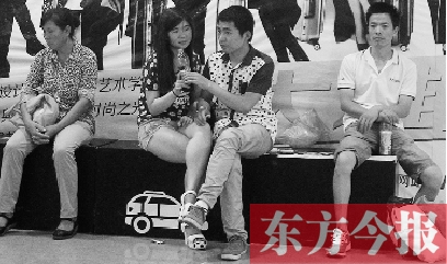 昨天，火車站地一大道納涼點(diǎn)已有許多市民坐在商場(chǎng)的椅子上乘涼