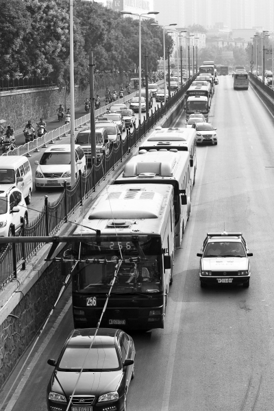 大量的機(jī)動(dòng)車由京廣路向北前行，右拐后涌上中原路地下道。