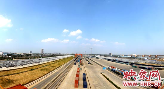 鄭州鐵路集裝箱中心站內(nèi)，滿載貨物的國際班列從這里開出。段晉哲/攝