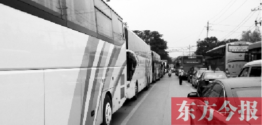 昨日，只能由東向西單行的鄭州市城南路上，闖進(jìn)了由西向東行駛的大巴車，造成嚴(yán)重交通擁堵