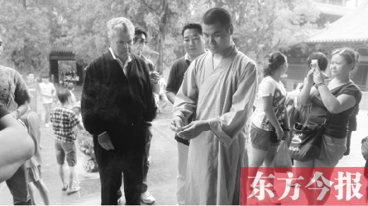 英語(yǔ)熟練的釋延政在少林寺接待外國(guó)游客 英語(yǔ)熟練的釋延政在少林寺接待外國(guó)游客