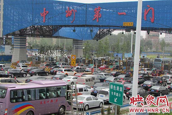 鄭州機場收費站口（中州第一門）車輛排隊擁堵情況嚴重。