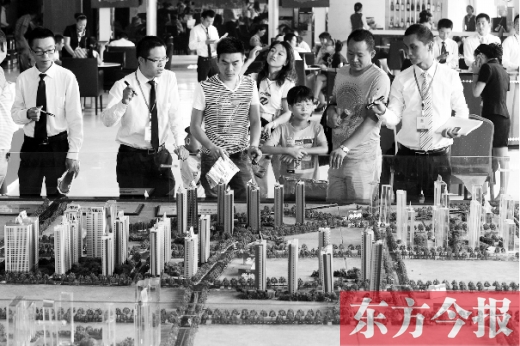 昨天上午，在鄭州市區(qū)一售樓部內(nèi)，看房的顧客比平時多了不少