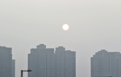 昨天，鄭州市區(qū)，霧霾遮擋的太陽(yáng)像個(gè)月亮。
