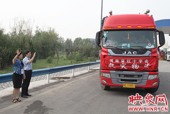 運送救災物質(zhì)的貨車出發(fā),奔赴災區(qū)。