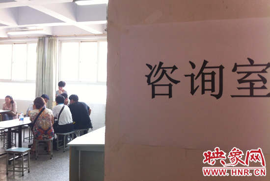 在金水區(qū)教體局設(shè)立的“復(fù)議”現(xiàn)場(chǎng)，家長(zhǎng)們提出了各式各樣的問題。