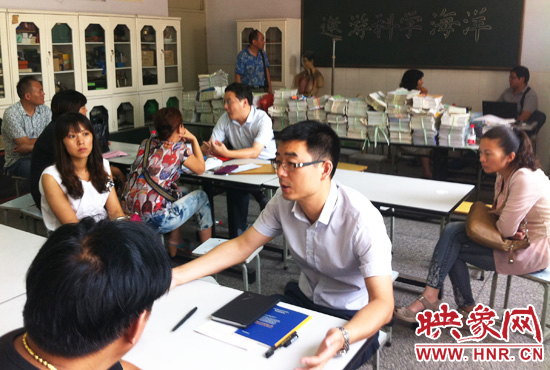 各區(qū)受理咨詢的教育部門工作人員對(duì)于提出的問題一一作出解答。