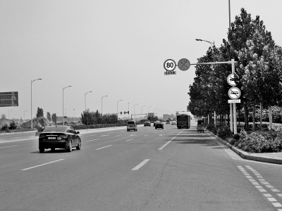 走訪鄭開大道，記者發(fā)現(xiàn)路上的限速標(biāo)志已明顯減少。