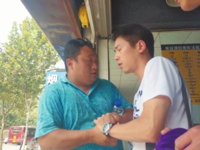 記者正查看照片，突遭藍(lán)衣男強(qiáng)搶手機(jī)。