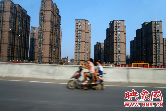 三環(huán)快速路開通后，仍有一些電動車違規(guī)上橋。