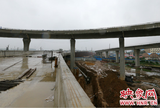 京廣快速路二期北延工程北三環(huán)京廣路立交橋雛形顯現(xiàn)。