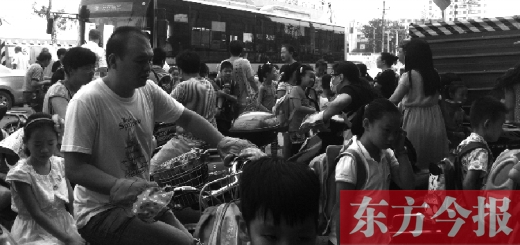 9月4日下午，文化路一小附近，大批陪讀家長接孩子。