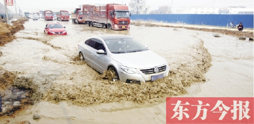 昨日的水坑現(xiàn)場，“坑車”的情況仍在繼續(xù)上演