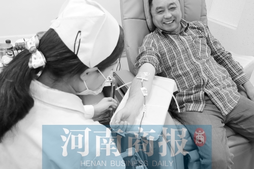 昨天，有市民看了商報(bào)報(bào)道后，前往獻(xiàn)血點(diǎn)獻(xiàn)血 記者 張郁/攝