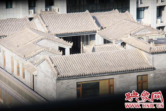 這座建筑里面的裝修奢華考究，門窗和吊頂均為紅木。