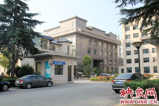 據(jù)這座建筑的一名工作人員稱，整座建筑為海龍集團(tuán)所有，房屋建成之后用作公司紅木家具展示。