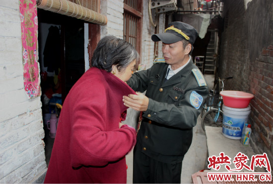 一馬路社區(qū)的巡防隊員們經(jīng)常前來幫助老人。