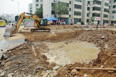 漢江路與行云路口，施工挖斷天然氣管道。