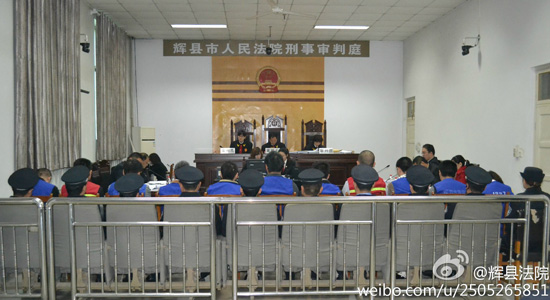 今天上午9：00，鄭州“皇家一號”系列案被告人賈某某等十一人涉嫌協(xié)助組織賣淫罪一案在輝縣市人民法院2