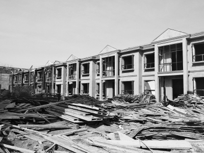 別墅群現(xiàn)場(chǎng)，工人正在施工，部分建筑已經(jīng)封頂。