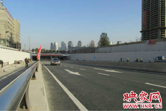 紅專路下穿中州大道隧道工程西起紅專路與姚寨路交叉口，東至紅專路與龍湖外環(huán)路交叉口。