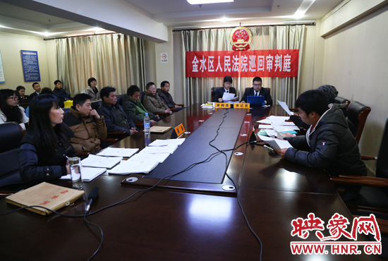 12月2日上午9點，鄭州市金水區(qū)法院將法庭搬到了經(jīng)八路辦事處，并案審理了這6起勞務(wù)糾紛案件。