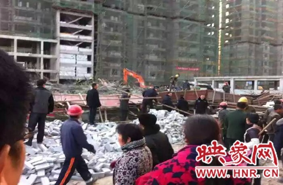 圖為事故現(xiàn)場(chǎng)情況，當(dāng)?shù)厝罕姽﹫D。