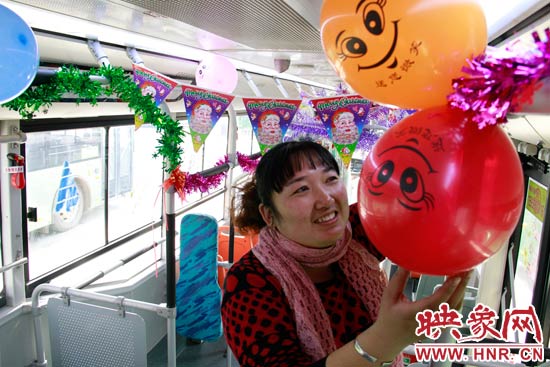 鄭州快速公交B3區(qū)間線車長(zhǎng)李鵬云在車廂里懸掛氣球，布置圣誕車廂，營(yíng)造歡樂(lè)圣誕氛圍