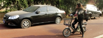 緊臨西三環(huán)一小區(qū)門(mén)口停的轎車，8輛車車胎被扎