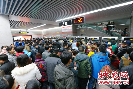 地鐵開通首日，上午十一點(diǎn)五十九分，紫荊山地鐵站售票機(jī)前擠滿了買票的市民。