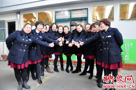 1月6日， 鄭州公交四公司一車隊104路公交線路的女車長們換上了新冬裝，讓人耳目一新。