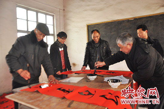 鞏義市魯莊鎮(zhèn)農(nóng)民書法愛好者正在寫春聯(lián)。