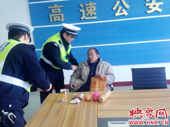 民警將老人帶回駐地。