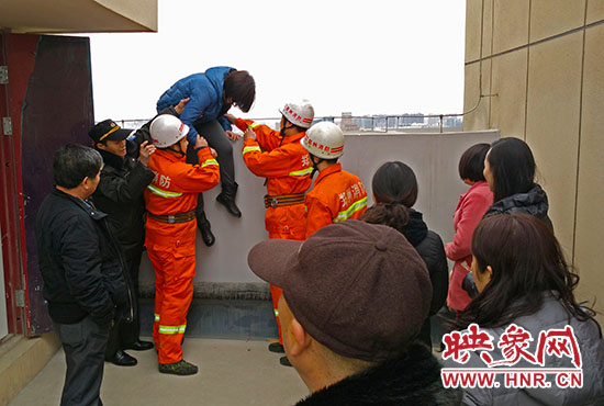 消防隊(duì)員和巡防隊(duì)員、民警將最后一名女子從樓頂救下。
