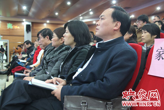 認(rèn)真聽取招生政策的學(xué)生家長(zhǎng)。