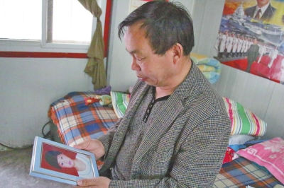 　每次想起自己3歲小孫女的無辜離世，老高都深深地悔恨自己交友不慎