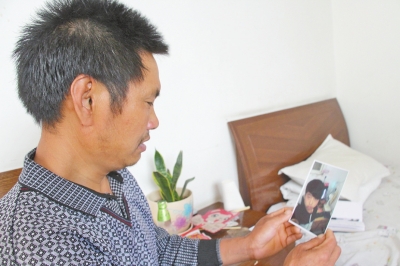 46歲的山村農(nóng)民祁振崗在失去兒子的同時，又陷入了“沒錢帶兒子回家”的揪心之痛中。