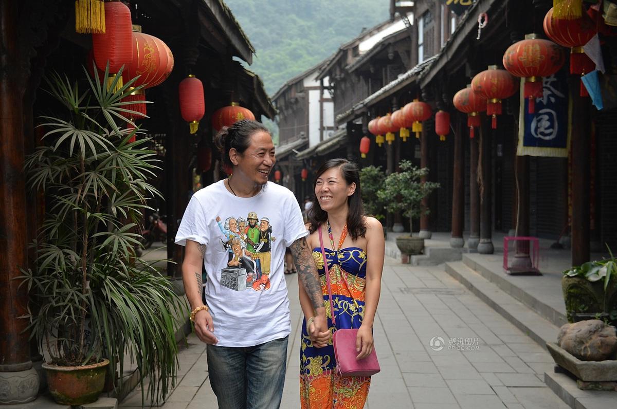 圖為7月20日，顧少強和老公于夫在成都街子古鎮(zhèn)，兩人剛于7月6日登記結(jié)婚。王勤/CFP