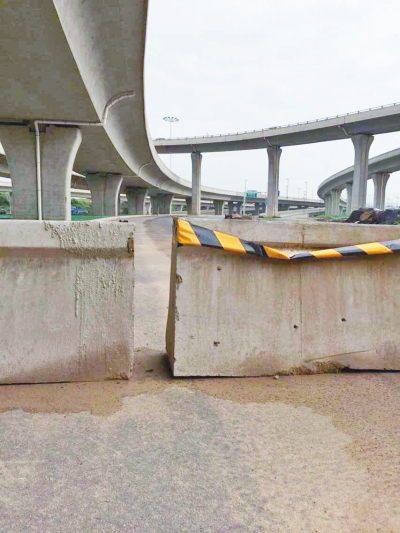  京廣快速路北延地面道路北三環(huán)入口處，一排石墩擋道，不讓入內(nèi)。