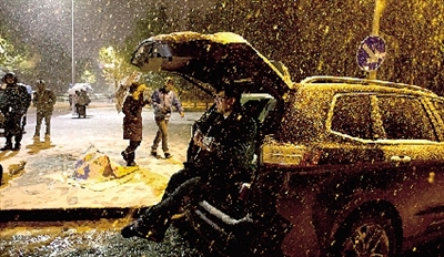 彈琴彈到手指都沒知覺了，還在一首又一首地唱。