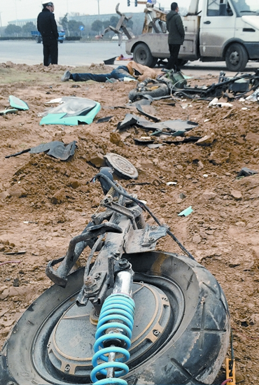 現(xiàn)場散落大量電動車碎片，車輪已完全脫離車體，可見當時車禍的慘烈程度